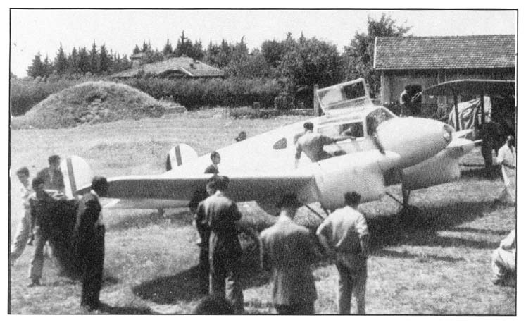 Il C.3 e sullo sfondo la collinetta artificiale dove furono fucilati nel febbraio del 1945 i partigiani vimercatesi, che avevano partecipato all'assalto della fabbrica