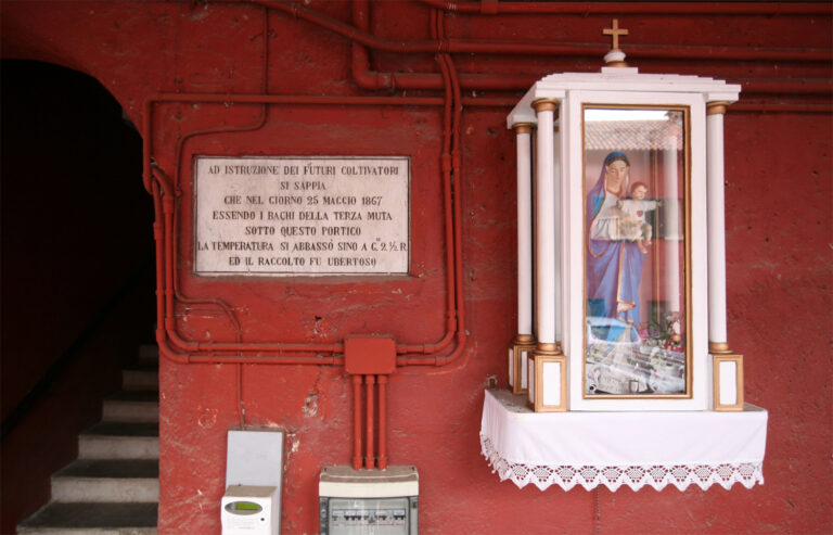 L'edicola della Madonna e l'inscrizione sulla parete (fotografia di Orlando Sergio Riva, aggiunta)